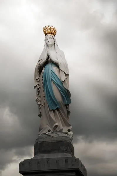 Estátua da Virgem Maria em Lourdes, França — Fotografia de Stock