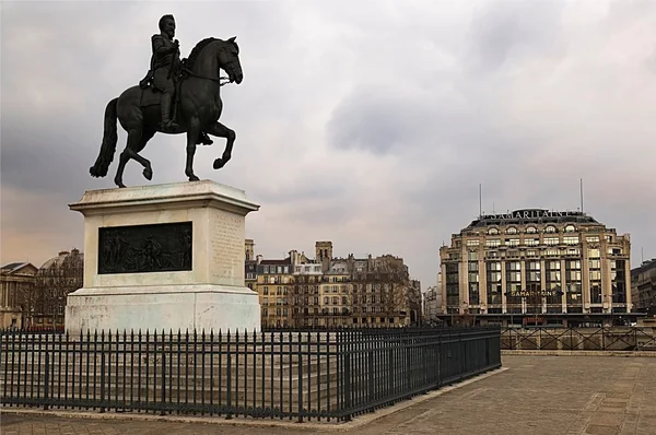 马术雕像的国王亨利四、 巴黎 — 图库照片