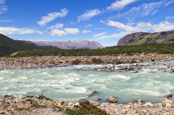 Turbulentní ledovcová řeka — Stock fotografie
