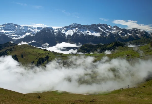 Niebla en los Alpes suizos — Foto de Stock