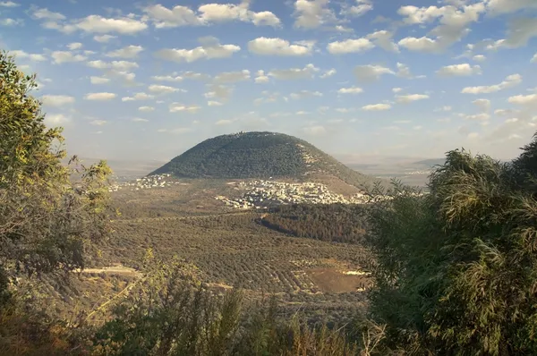Der biblische Mount Tavor und das arabische Dorf — Stockfoto