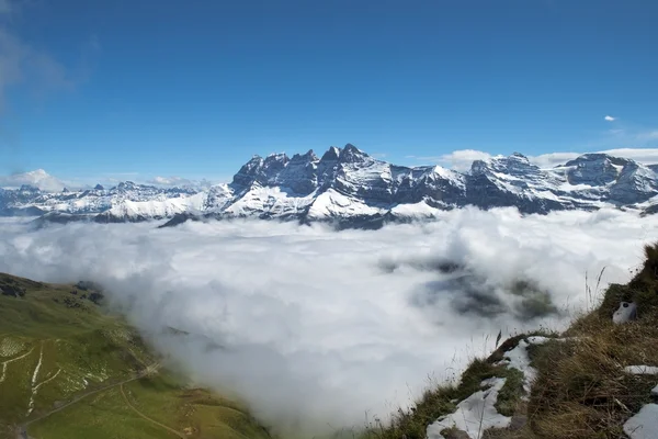 Nebbia mattutina nelle Alpi svizzere — Foto Stock