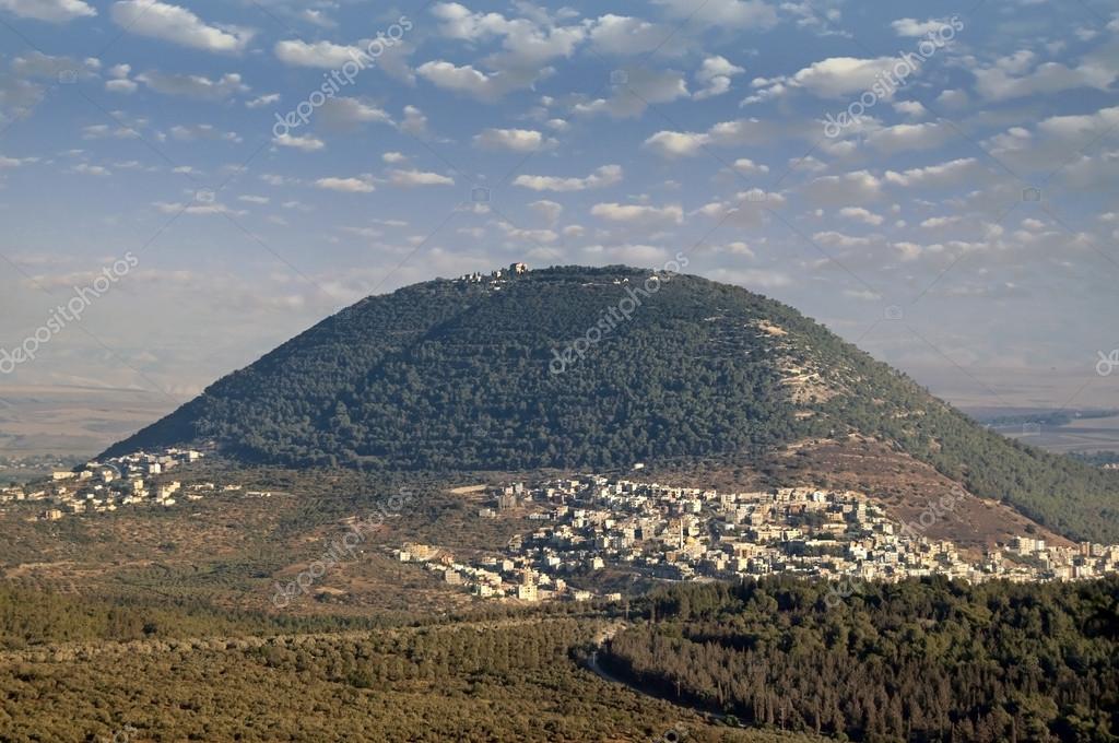 bíblico monte tabor e a aldeia árabe — Fotografias de Stock