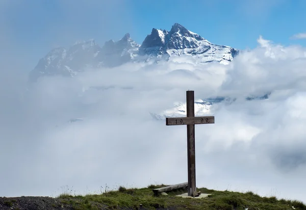 Kreuz in den Wolken — Stockfoto