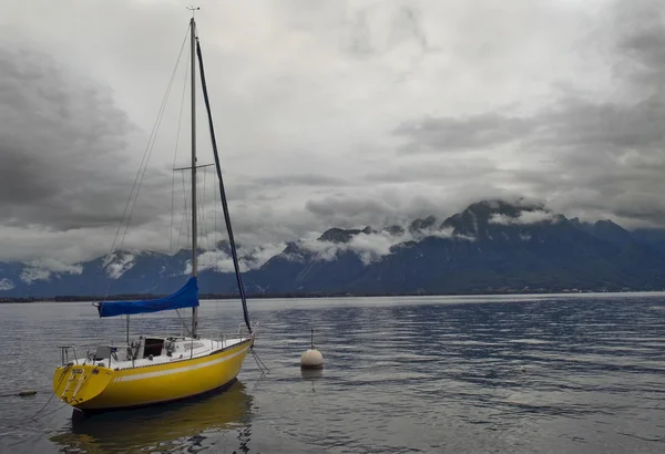 Standing alone yacht, lake Geneva, Montreux, Switzerland — Zdjęcie stockowe