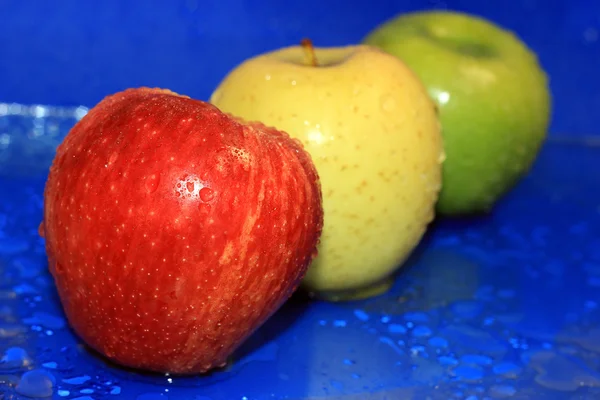 Trois pommes humides colorées — Photo