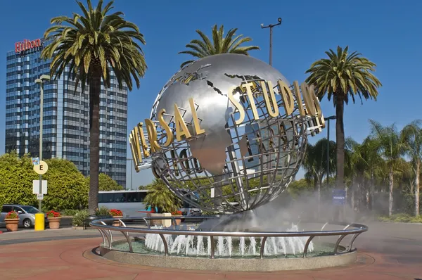 Monumentet vid ingången till universal studios — Stockfoto