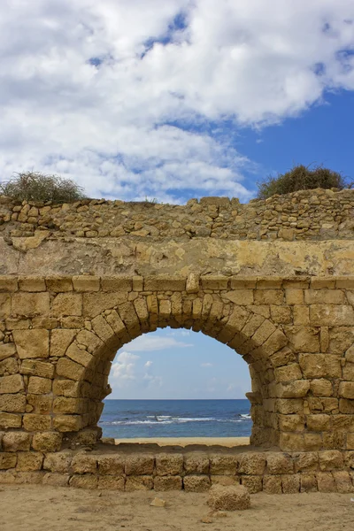 Vista do Mar Mediterrâneo através de um arco de pedra — Fotografia de Stock