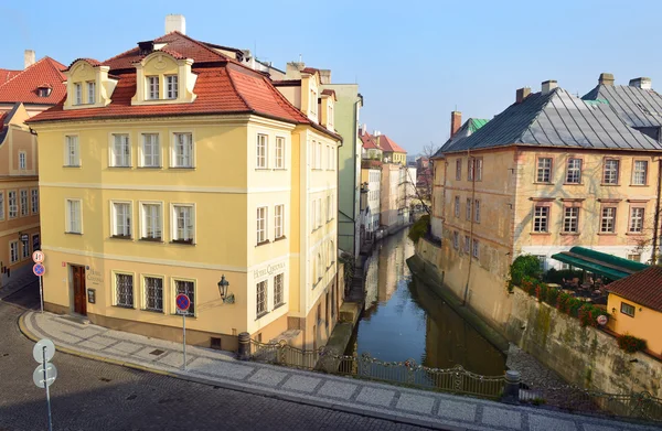 Pittoresk plats av det gamla Prag, river certovka — Stockfoto