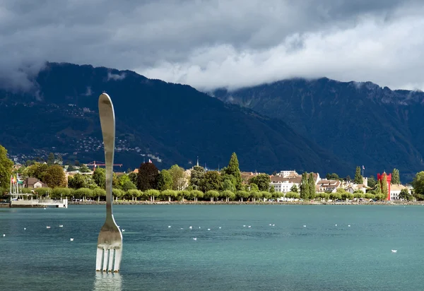 Moderne beeldhouwkunst - grote vork in water van Genève meer — Stockfoto