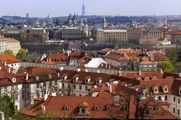 Vista sobre los tejados rojos en la histórica Praga — Foto de Stock