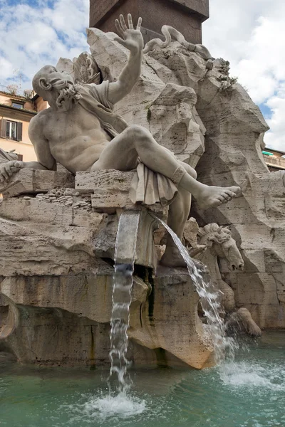 Fontein van de vier rivieren op piazza navona, roma — Stockfoto