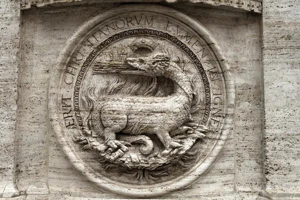 Bas-relief of a fire-breathing dragon — Stock Photo, Image