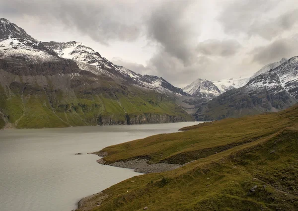Alpesi táj és a tó — Stock Fotó