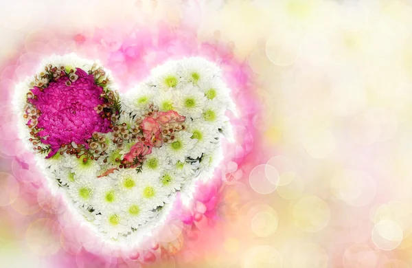 Hart van bloemen als een Valentijnsdag kaart — Stockfoto