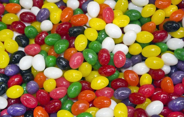 Multi gekleurde snoep in de vorm van erwten — Stockfoto