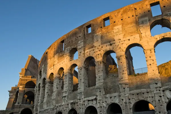 Magnifico Colosseo ai primi raggi di sole — Foto Stock