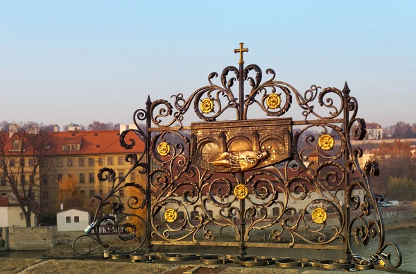 Rejilla decorativa en el Puente de Carlos, Praga, República Checa — Foto de Stock