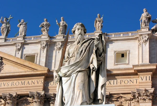 Estatua del apóstol Pablo con una espada en la plaza de San Pedro, Roma — Foto de Stock