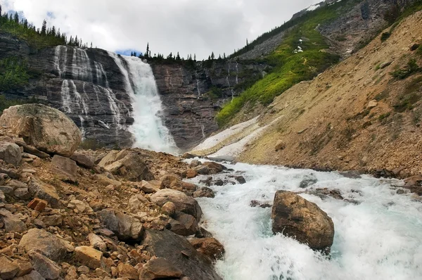 Landschaften mit malerischem Wasserfall — Stockfoto