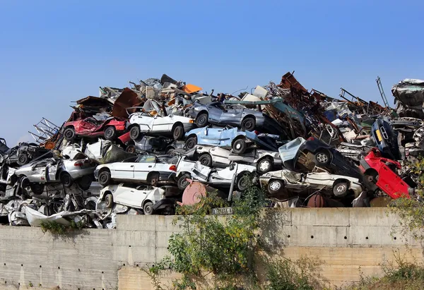 Volcado de coches destrozados —  Fotos de Stock