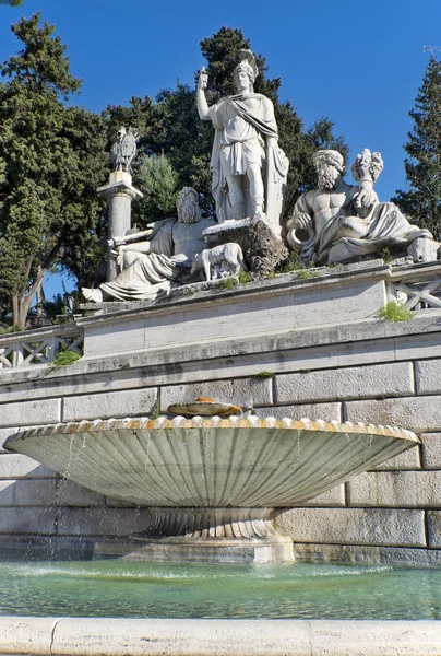 Fonte ao pé da estátua de Rômulo e Remo, os fundadores de Roma — Fotografia de Stock