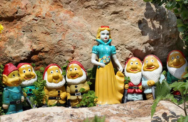 snow white and the 7 dwarfs garden gnomes