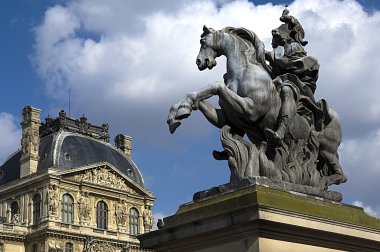 Atlı heykeli Kral louis XIV louvre Müzesi avlu