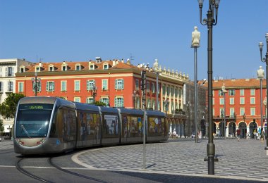 güzel merkezinde modern tramvay, Fransa