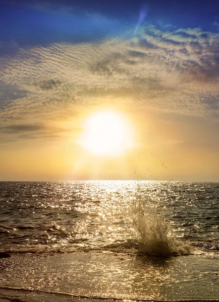 Coucher de soleil romantique sur la mer Méditerranée — Photo
