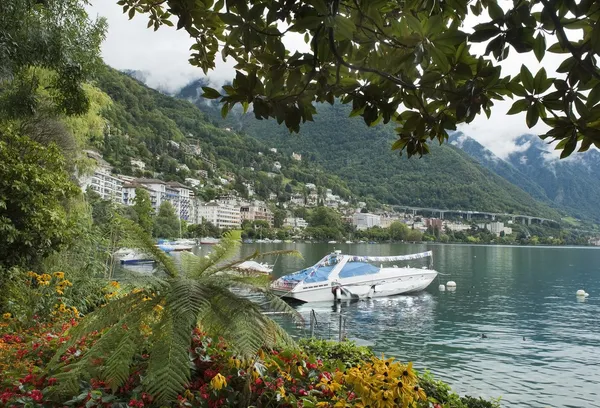 Krajina s výhledem do montreux a jachty, Švýcarsko — Stock fotografie
