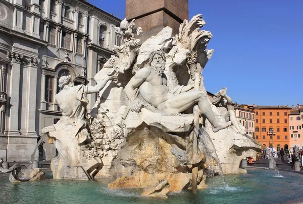 Fuente de los cuatro ríos en la plaza Navona — Foto de Stock