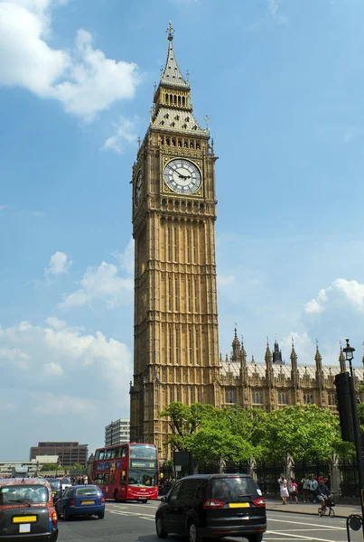 London trafik med röd buss och big ben — Stockfoto