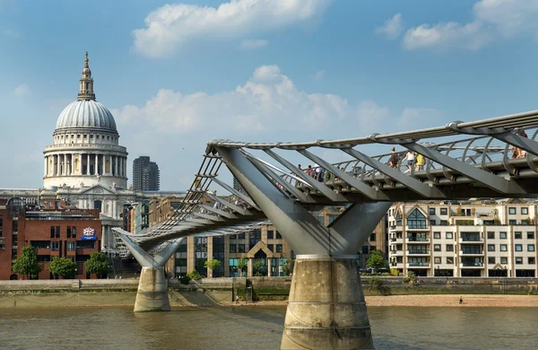 St. Paul 's Cathedral und Millennium Bridge in London — Stockfoto