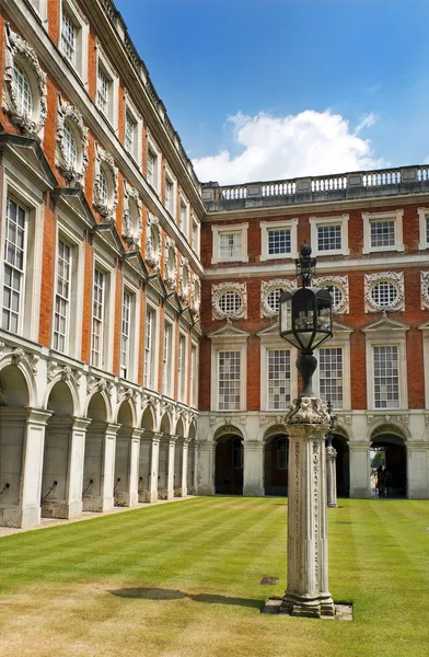 Hampton court palace innergård, london — Stockfoto