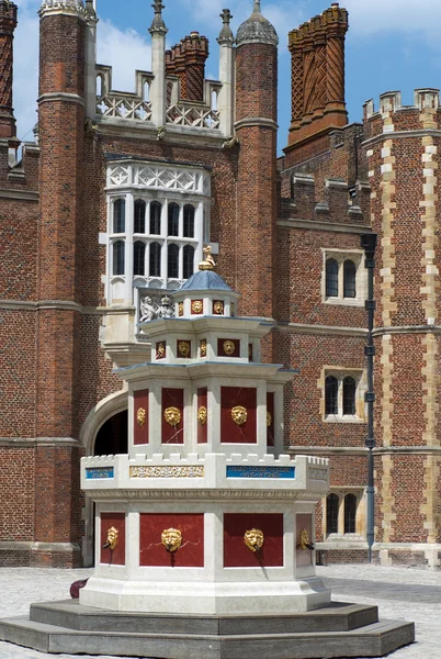 Uteplats av källkod, hampton court palace, london — Stockfoto