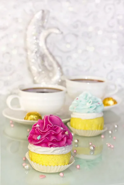 Rosa und blaue Muffins und Kaffee — Stockfoto