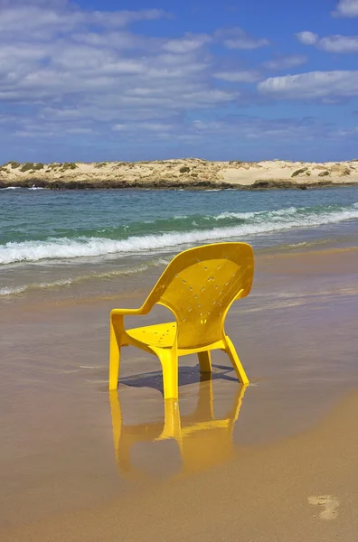 Η κίτρινη καρέκλα στην παραλία — Φωτογραφία Αρχείου