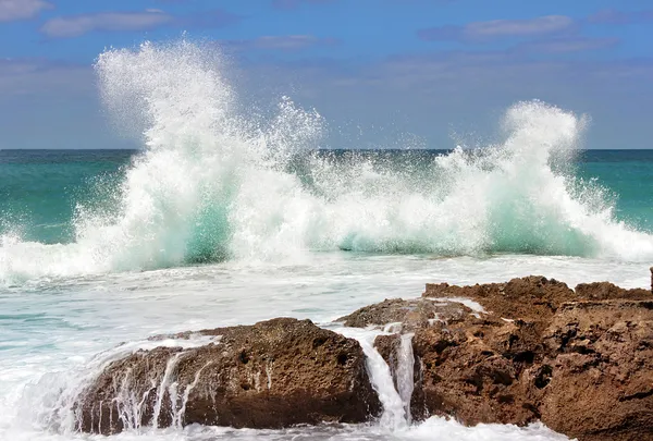 Θαλάσσιο κύμα/τσουνάμι συντρίβεται στα βράχια — Φωτογραφία Αρχείου