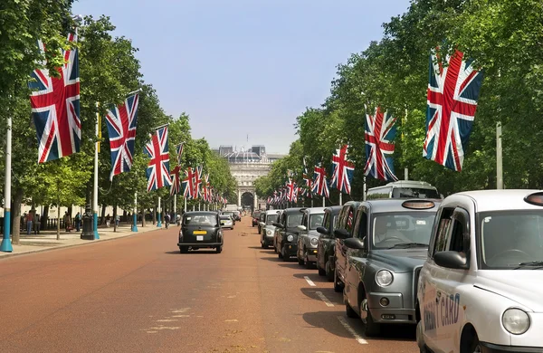 Londons traditionella taxibilar, svart hytter — Stockfoto