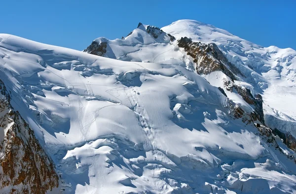 Schneekappe auf dem Gipfel der Schweizer Alpen — Stockfoto