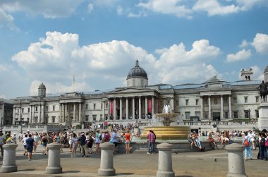 turistler önünde Londra'da trafalgar meydanında Ulusal Galeri