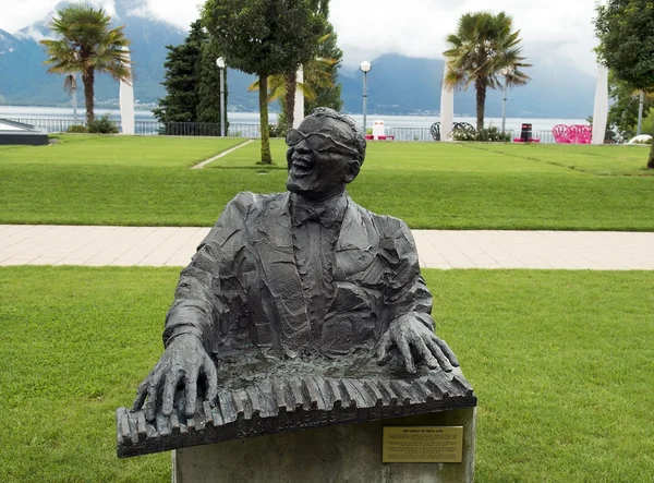 Laulaja-lauluntekijä Ray Charlesin monumentti, Montreux, Sveitsi — kuvapankkivalokuva