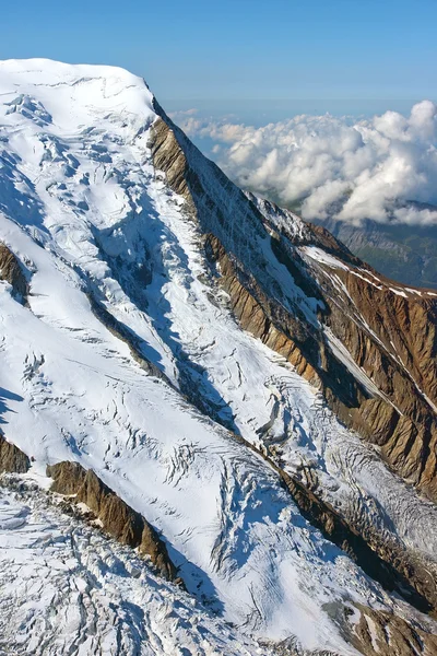 Pico de montaña cubierto de nieve — Foto de Stock