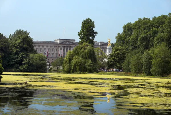 在圣詹姆斯公园和宫殿，伦敦的湖 — 图库照片