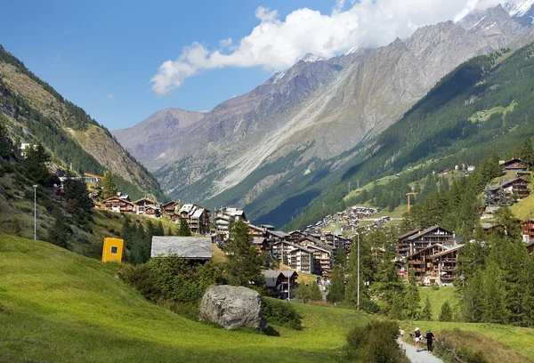 Pequeña ciudad turística en los Alpes suizos —  Fotos de Stock