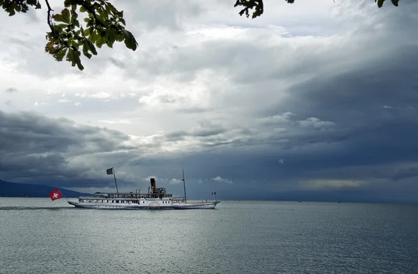 Alter ausflugsdampfer auf dem genfer see — Stockfoto