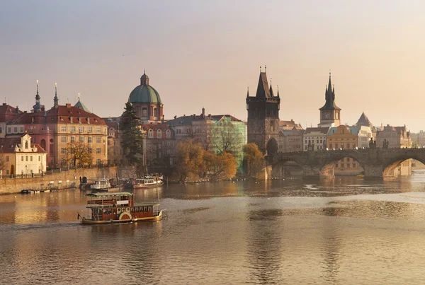 Paisaje otoñal con el Puente de Carlos en Praga — Foto de Stock