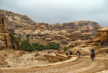 turistler ayak ve sırtında petra Ürdün ziyaret