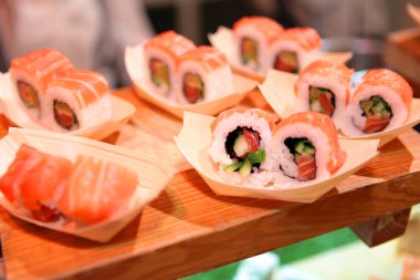 suşi roll closeup ahşap tahta üzerinde